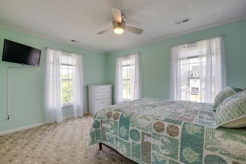 1 dormitorio con 1 cama y ventilador de techo en Spacious Myrtle Beach House with Deck and Gas Grill!, en Myrtle Beach