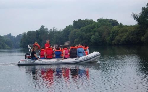 a group of people in a raft on a river at Casa da Rosa in Arcozelo