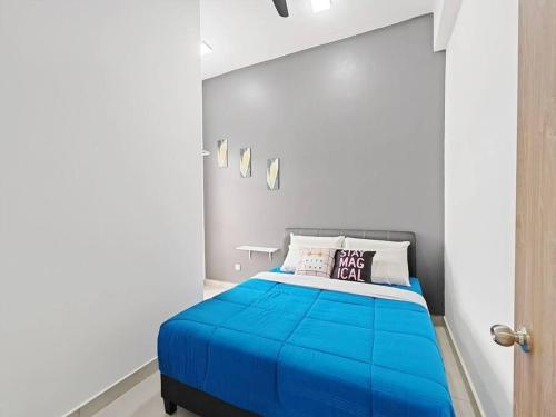 um quarto com uma cama azul num quarto branco em W17WarmStay@GoldenHills em Brinchang