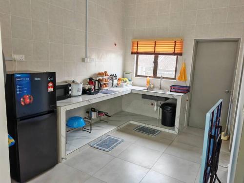 eine Küche mit Spüle und Kühlschrank in der Unterkunft W17WarmStay@GoldenHills in Brinchang