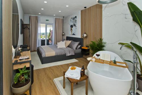 Casa Benita في هفار: حمام مع سرير وحوض استحمام في الغرفة