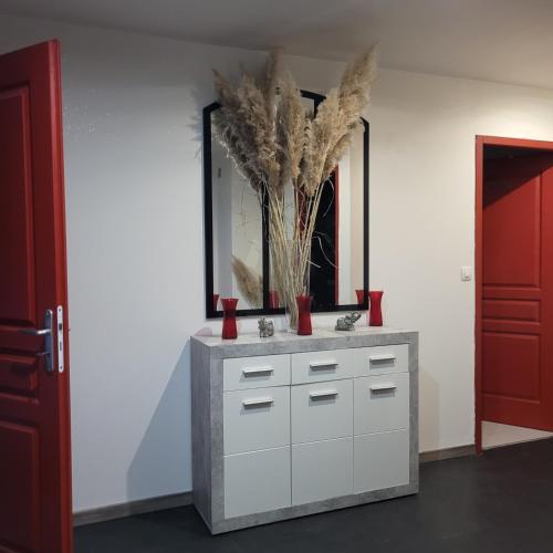 Photo de la galerie de l'établissement chambre double avec sdb à partager si 2 ème chambre louee, à Brévonnes