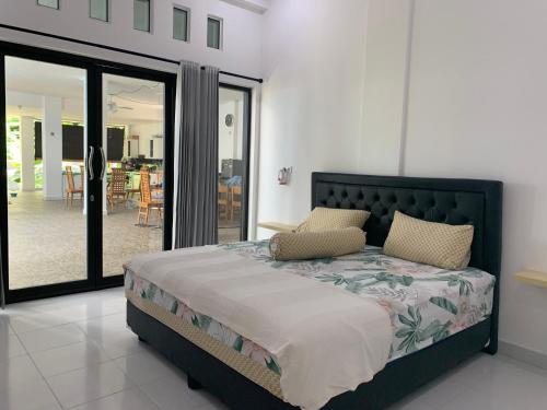 um quarto com uma cama grande e um pátio em B@B Omaherma Home stay em Boras