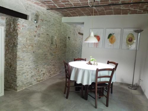 a dining room with a white table and chairs at Casa Langhe di Mango - Moscato in Mango