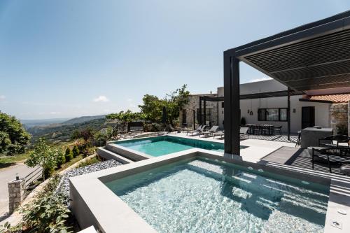 AsigoníaにあるEumelia Iconic Villa, with Heated Pool & Whirlpool, By ThinkVillaのスイミングプール付きのヴィラ、家