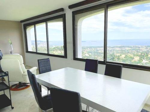 Photo de la galerie de l'établissement Vue Mer exceptionnelle au Grand Duc - Calme - Clim - garage, à Mandelieu-la-Napoule