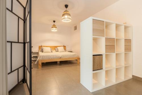 ein Schlafzimmer mit einem Bett und einem Schrank in der Unterkunft Loft Vallromanes in Vallromanas