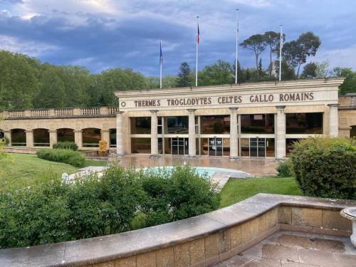 a building with a sign that reads thomas troilus cars club rooms at Charmant t1 dans le verdon in Gréoux-les-Bains