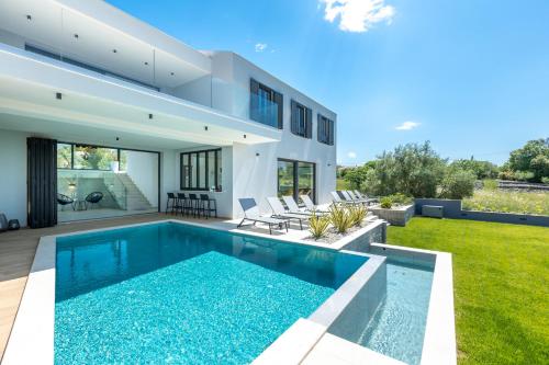 una piscina en el patio trasero de una casa en Villa Endless Summer, en Sveti Anton