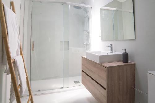 La salle de bains est pourvue d'un lavabo et d'une douche. dans l'établissement Villa Mara, à Sintra