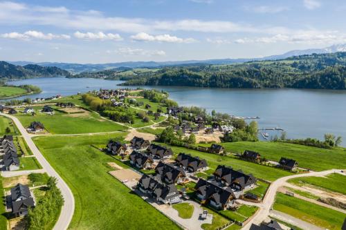 an aerial view of a village next to a lake at udanypobyt Apartamenty Czorsztyn Panorama 2 B in Czorsztyn