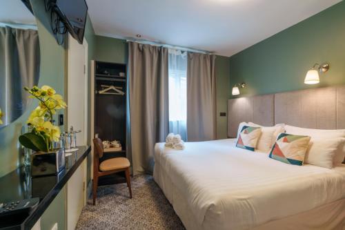 um quarto de hotel com uma cama grande e uma cadeira em Topper's Rooms Guest Accommodation em Carrick on Shannon