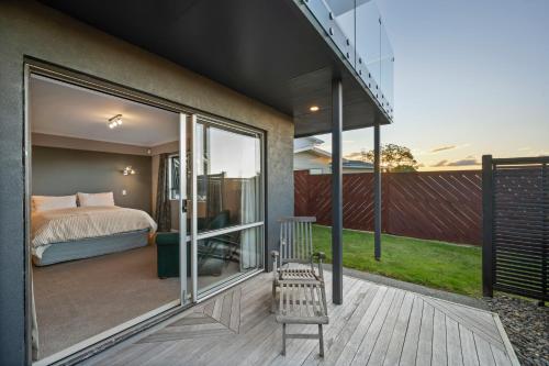 Postel nebo postele na pokoji v ubytování Taupo Escape - Rainbow Point Holiday Home