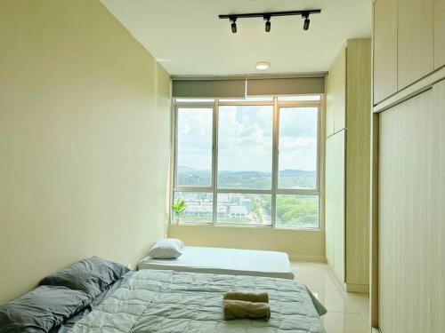 een slaapkamer met 2 bedden en een groot raam bij JB City Sunset Studio Paradigm Sutera & UTM Wifi 4pax in Johor Bahru