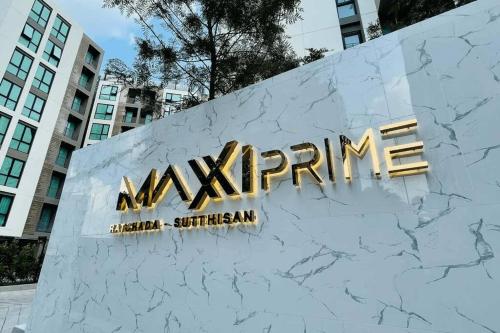 una señal para la entrada mgm a un edificio en Maxxi Prime Ratchada - Sutthisan near JodFair Market, en Ban Na Song