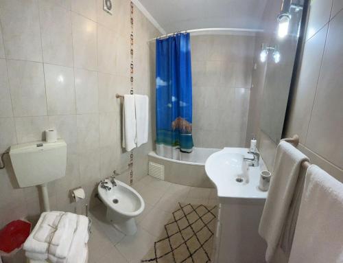 biała łazienka z umywalką i toaletą w obiekcie Mantamar I w mieście Manta Rota