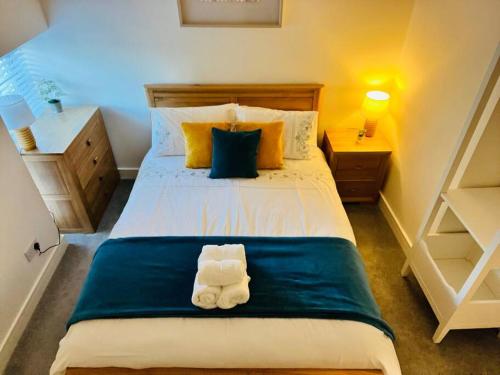 ein Schlafzimmer mit einem Bett mit zwei Handtüchern darauf in der Unterkunft Charming Brecon Beacons Cottage with Parking in Gilwern