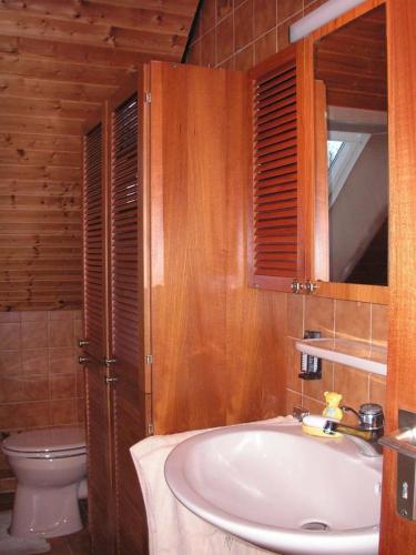 a bathroom with a sink and a toilet at Ferienwohnung Beroma in Winsen
