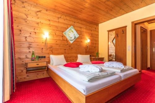 Rúm í herbergi á Hotel Wenger Alpenhof