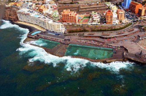 an aerial view of a beach and the ocean at Osa Mayor Apartment Bajamar in Bajamar