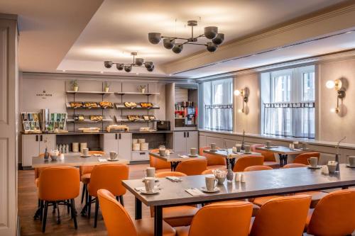a restaurant with tables and chairs in a room at Cologne Marriott Hotel in Cologne