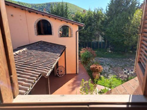 een uitzicht op een huis met een patio bij Antico Borghetto - Casa Vacanze in Norcia