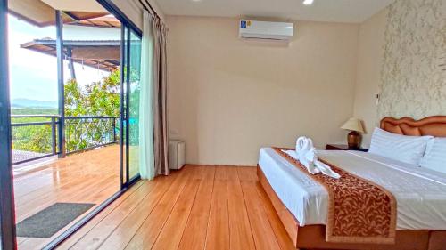 Postel nebo postele na pokoji v ubytování So View Phuket Resort