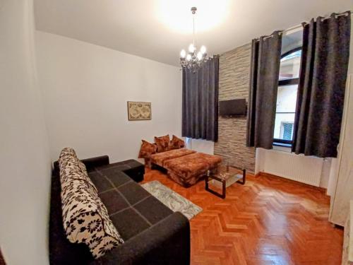 sala de estar con sofá y silla en Poarta Schei Residence en Brasov