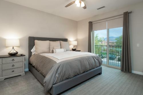 Pga WEST (Signature!) BRAND NEW Townhome! في لا كينتا: غرفة نوم مع سرير ونافذة مع شرفة