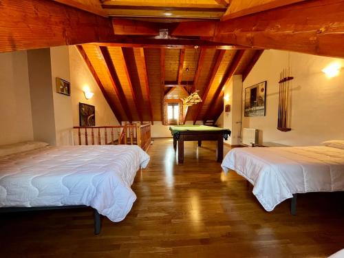 1 dormitorio con 2 camas y mesa. en L06 - Casa Torres De Vallibierna - Villmor en Eriste