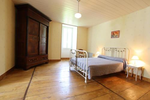 um quarto com 2 camas e piso em madeira em Chez ladarre em Osse-en-Aspe