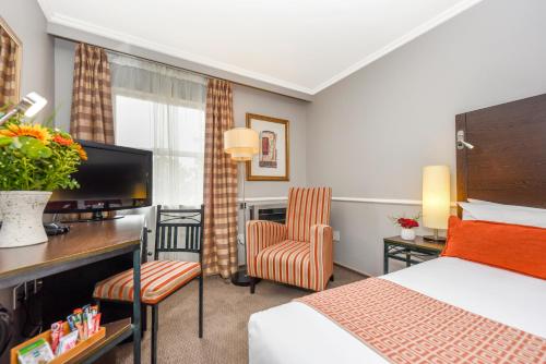 Ένα ή περισσότερα κρεβάτια σε δωμάτιο στο Mercure Johannesburg Midrand
