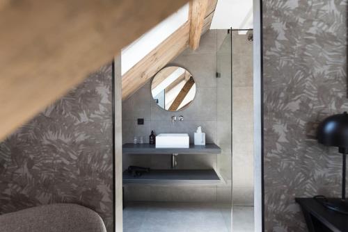 ein Bad mit einem Waschbecken und einem Spiegel in der Unterkunft Ysbrantsz Boutique Hotel in Hoorn