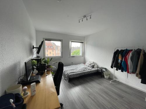 a bedroom with a desk and a bed in a room at Nähe BVB Stadion Dortmund City Innenstadt in Dortmund