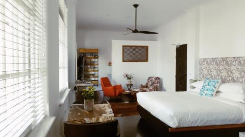 sypialnia z łóżkiem i krzesłem w pokoju w obiekcie Circa 1928 w mieście Albury