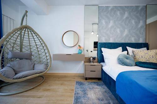 um quarto com uma cadeira de baloiço e uma cama em Royale Sundance 224 Infinity Beach Pool & Spa Mamaia Nord em Mamaia Nord – Năvodari