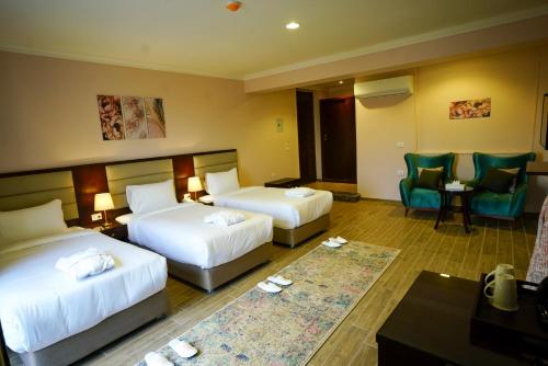 Savoy Hotel ELMinyaにあるベッド