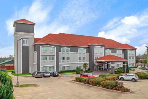 a large building with cars parked in a parking lot at La Quinta by Wyndham Cleburne in Cleburne