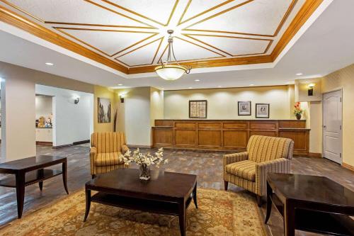 a living room with a court room at La Quinta by Wyndham Cleburne in Cleburne