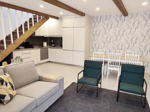 un soggiorno con un divano, un tavolo e delle sedie di Arriaga Douro House a Peso da Régua