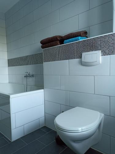 Baño blanco con aseo y lavamanos en Zimmer "Türkis", en Lahr-Dinglingen