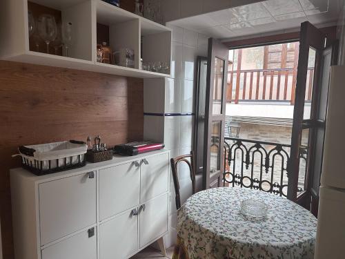 a small kitchen with a table and a balcony at Alojamiento Luz de Hadas in Sampil