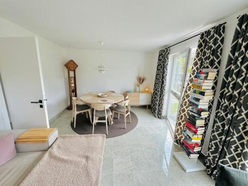 Zimmer mit einem Tisch und einem Esszimmer in der Unterkunft Meer-Lust-Sylt Sonnenhäuschen in Westerland