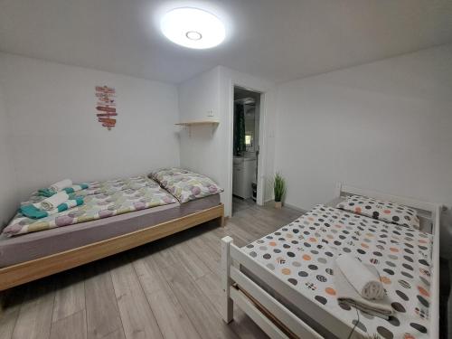 sypialnia z 2 łóżkami w pokoju w obiekcie Koča Martuljek w mieście Gozd Martuljek