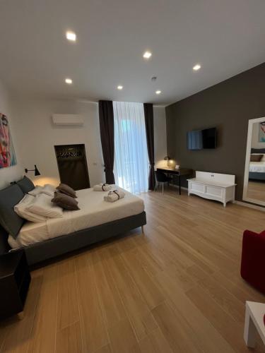 1 dormitorio con 1 cama y sala de estar en Summertime en Bisceglie