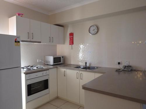 Werribee Motel and Apartmentsにあるキッチンまたは簡易キッチン