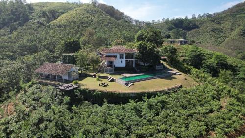 una vista aérea de una casa en las montañas en Leaf Olu Ella, en Yatiyantota
