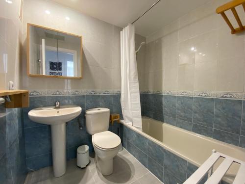 e bagno con servizi igienici, lavandino e vasca. di Apartamentos Porta Mediterranea Altamar ad Alcossebre