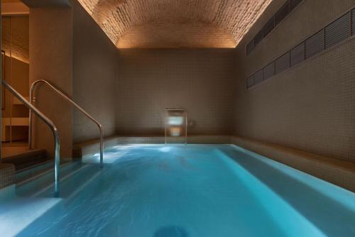 - une grande piscine dans une pièce dotée d'un plafond dans l'établissement Áurea Casa Palacio Sagasta by Eurostars Hotel Company, à Cadix