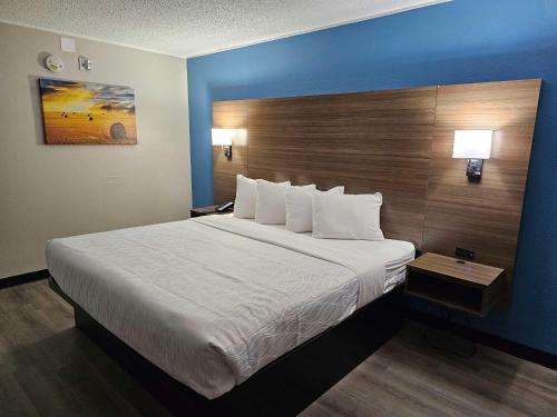 1 cama grande en una habitación de hotel con 2 lámparas en SureStay by Best Western Victoria, en Victoria